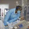Nhân viên y tế chăm sóc bệnh nhân COVID-19 tại trung tâm y tế ở Houston, Texas, Mỹ. (Ảnh: AFP/TTXVN)