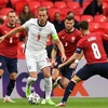 Tiền đạo Anh Harry Kane (áo trắng) trong vòng vây của các cầu thủ Cộng hòa Séc trong trận đấu lượt cuối bảng D EURO 2020, trên sân Wembly tại London. (Ảnh: AFP/TTXVN)