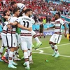 Bruno Fernandes (áo số 11) ăn mừng cùng các đồng đội sau khi Bồ Đào Nha ghi bàn thắng vào lưới đội tuyển Hungary trên sân Puskas tại Budapest, ngày 15/6/2021. (Ảnh: AFP/TTXVN)