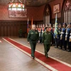 Bộ trưởng Quốc phòng Nga Sergei Shoigu (trái) và Tổng tư lệnh Myanmar Min Aung Hlaing sánh bước qua đội vệ binh danh dự trước cuộc hội đàm tại Moskva (Nga), ngày 22/6/2021. (Nguồn: reuters.com)