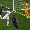 Pha đánh đầu ghi bàn thắng vào lưới tuyển Pháp của tiền đạo Thụy Sĩ Haris Seferovic (áo trắng) trong trận đấu vòng 16 đội, EURO 2020 tại Bucharest, Romania ngày 28/6/2021. (Ảnh: AFP/TTXVN)