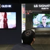 TV QLED của Samsung Electronics (trái) và TV OLED của LG Electronics được trưng bày tại một cửa hàng điện tử ở Seoul (Hàn Quốc) vào ngày 29/4/2020. (Nguồn: koreabizwire.com)