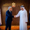 Bộ trưởng Ngoại giao Israel Yair Lapid (trái) bắt tay người đồng cấp UAE Sheikh Abdullah bin Zayed al-Nahyan tại Abu Dhabi (UAE), ngày 29/6/2021. (Nguồn: reuters.com)