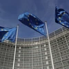 Cờ Liên minh châu Âu bên ngoài trụ sở Ủy ban châu Âu ở Brussels (Bỉ) ngày 24/3/2021. (Nguồn: reuters.com)
