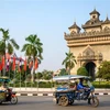 Xe tuk tuk di chuyển trên đường phố tại Vientiane (Lào). (Ảnh: AFP/TTXVN)