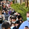 Người dân xếp hàng bên ngoài một điểm tiêm vaccine phòng COVID-19 tại Sydney (Australia), ngày 24/6/2021. (Ảnh: AFP/TTXVN)