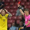 Trung vệ Thụy Điển Marcus Danielson (trái) bị truất quyền thi đấu sau khi nhận thẻ đỏ từ trọng tài Daniele Orsato trong trận đấu gặp Ukraine ở vòng 16 đội, EURO 2020 trên sân Glasgow (Scotland), ngày 29/6/2021. (Ảnh: AFP/TTXVN)