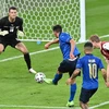 Tiền vệ Italy Matteo Pessina (thứ 2, trái) ghi bàn nâng tỷ số 2-0 cho tuyển Italy trong hiệp phụ trận gặp Áo ở vòng 16 đội, EURO 2020 trên sân Wembley (Anh) ngày 26/6/2021. (Ảnh: AFP/TTXVN)