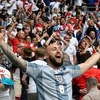 Cổ động viên Anh mừng chiến thắng sau trận gặp Đức ở vòng 16 đội tại EURO 2020 (Ảnh: AFP/TTXVN)