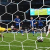 Pha ghi bàn thắng gỡ hòa của tiền đạo Tây Ban Nha Alvaro Morata (số 7) vào lưới đội tuyển Italy trong trận bán kết EURO 2020 ở Wembley (Anh) ngày 6/7/2021. (Ảnh: AFP/TTXVN)