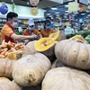 Nhân viên siêu thị tại Thành phố Hồ Chí Minh bổ sung hàng hóa đầy các quầy phục vụ người tiêu dùng. (Ảnh: Mỹ Phương/TTXVN)