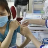 Nhân viên y tế trực tiếp tham gia công tác phòng chống COVID-19 tại Bệnh viện Thanh Nhàn được tiêm vaccine phòng dịch hồi tháng Ba. (Ảnh: Minh Quyết/TTXVN)