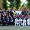 Đại sứ Nguyễn Thị Bích Huệ (áo vàng) chụp ảnh lưu niệm cùng các võ sư, môn sinh tại Italy. (Ảnh: Hải Linh/TTXVN)