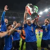 Niềm vui phút đăng quang vô địch EURO 2020 của các cầu thủ Italy trong trận chung kết gặp đội chủ nhà Anh trên sân Wembley ở London, ngày 11/7/2021. (Ảnh: AFP/TTXVN)