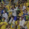 Cổ động viên Brazil cổ vũ đội nhà trong trận chung kết Copa America 2021 gặp Argentina trên sân vận động Maracana ở Rio de Janeiro, ngày 10/7/2021. (Ảnh: AFP/TTXVN)