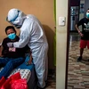 Bác sỹ kiểm tra sức khỏe tại nhà cho một bệnh nhân COVID-19 ở ngoại ô Lima (Peru), hồi đầu năm nay. (Nguồn: nytimes.com)