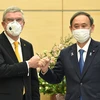 Thủ tướng Nhật bản Suga Yoshihide (phải) và Chủ tịch IOC Thomas Bach trong một cuộc gặp tại Tokyo (Nhật Bản), ngày 16/11/2020. (Nguồn: dailysabah.com)