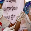 Nhân viên y tế chuẩn bị tiêm vaccine phòng COVID-19 cho người dân tại Phnom Penh (Campuchia), ngày 8/7/2021. (Ảnh: THX/TTXVN)
