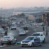 Giao thông hỗn loạn trên một con đường ở Mobeni, phía nam thành phố Durban ngày 15/7/2021, khi tình trạng bất ổn tiếp tục ở tỉnh KwaZulu Natal của Nam Phi. (Nguồn: wdrb.com)