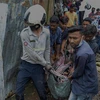 Nhân viên cứu hộ chuyển người thiệt mạng trong vụ lở đất ở Mumbai (Ấn Độ), ngày 18/7/2021. (Ảnh: AFP/TTXVN)
