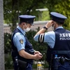 Cảnh sát gác bên ngoài làng vận động viên Olympic và Paralympic ở Tokyo (Nhật Bản), ngày 14/7/2021. (Ảnh: AFP/TTXVN)