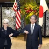 Thứ trưởng Ngoại giao Mỹ Wendy Sherman (trái) và người đồng cấp Nhật Bản Takeo Mori tại cuộc gặp ở Tokyo (Nhật Bản), ngày 20/7/2021. (Ảnh: AFP/TTXVN)