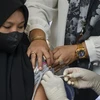 Tiêm vaccine ngừa COVID-19 cho người dân tại Banda Aceh (Indonesia), ngày 7/7/2021. (Ảnh: AFP/TTXVN)