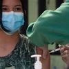 Tiêm vaccine ngừa COVID-19 cho người dân tại phía Nam Jakarta (Indonesia), ngày 12/7/2021. (Ảnh: THX/TTXVN)