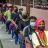 Người dân xếp hàng chờ tiêm vaccine phòng COVID-19 tại bang Selangor (Malaysia), ngày 25/7/2021. (Ảnh: THX/TTXVN)