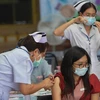 Nhân viên y tế tiêm vaccine phòng COVID-19 cho người dân tại Bangkok (Thái Lan), ngày 15/7/2021. (Ảnh: THX/TTXVN)