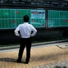 Một người theo dõi bảng điện tử hiển thị chỉ số Nikkei bên ngoài một công ty chứng khoán ở Tokyo (Nhật Bản), ngày 21/6/2021. (Nguồn: reuters.com)