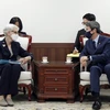 Bộ trưởng Bộ Thống nhất Hàn Quốc Lee In-young (phải) trao đổi với Thứ trưởng Ngoại giao Hoa Kỳ Wendy Sherman trong cuộc gặp ở Seoul (Hàn Quốc), ngày 22/7/2021. (Nguồn: koreaherald.com)