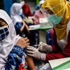Nhân viên tế tiêm vaccine ngừa COVID-19 cho người dân tại Tangerang (Indonesia), ngày 22/7/2021. (Ảnh: THX/TTXVN)