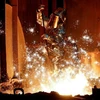 Một công nhân của tập đoàn công nghiệp Đức ThyssenKrupp AG lấy mẫu sắt thô từ lò cao tại nhà máy thép lớn nhất của Đức ở Duisburg, ngày 28/1/2019. (Nguồn: reuters.com)