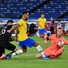 Tiền đạo Brazil Matheus Cunha (giữa) nỗ lực sút bóng trong trận mở màn gặp đội tuyển Đức ở bảng D Olympic Tokyo 2020, trên sân Yokohama (Nhật Bản) ngày 22/7/2021. (Ảnh: THX/TTXVN)