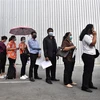 Người dân xếp hàng chờ lấy mẫu xét nghiệm COVID-19 tại Bangkok (Thái Lan), ngày 8/4/2021. (Ảnh: AFP/TTXVN)