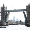 Cầu Tháp London bị kẹt ở trạng thái mở ở thủ đô London (Anh), ngày 9/8/2021. (Nguồn: news.abs-cbn.com)