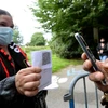 Xuất trình thẻ thông hành y tế trước khi vào xem một trận bóng đá tại sân vận động ở Rennes (Pháp), ngày 8/8/2021. (Ảnh: AFP/TTXVN)