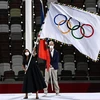 Bà Ana Maria Hidalgo, Thị trưởng Paris (Pháp) - thành phố đăng cai Thế vận hội mùa Hè 2024, tiếp nhận lá cờ Olympic tại lễ bế mạc Olympic Tokyo 2020 tại Nhật Bản, ngày 8/8/2021. (Ảnh: AFP/TTXVN)