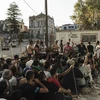 Những người di cư Syria chờ đăng ký thủ tục tại cảng Mytilene, đảo Lesbos (Hy Lạp). (Ảnh: AFP/TTXVN)
