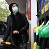 Bơm xăng cho phương tiện tại một trạm xăng ở Paris (Pháp). (Ảnh: AFP/TTXVN)