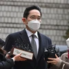 Phó Chủ tịch đồng thời là "người thừa kế" tập đoàn Samsung, ông Lee Jae-yong (giữa), tới tòa án tại Seoul (Hàn Quốc), ngày 18/1/2021. (Ảnh: AFP/ TTXVN)