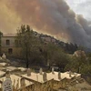 Khói lửa bốc lên trong vụ cháy rừng ở vùng Kabylie, phía Đông Algeria ngày 10/8/2021. (Ảnh: AFP/TTXVN)