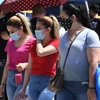 Người dân trên đường phố tại Carson, bang California (Mỹ) ngày 4/7/2020. (Ảnh: AFP/TTXVN)