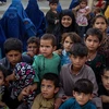 Các gia đình buộc phải rời bỏ nhà cửa do xung đột tại nơi ở tạm ở Kunduz (Afghanistan), ngày 26/6/2021. (Ảnh: AFP/TTXVN)