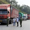 Lực lượng chức năng kiểm tra thân nhiệt lái xe khi ra, vào khu vực cửa khẩu Tân Thanh (tỉnh Lạng Sơn). (Ảnh: Thái Thuần/TTXVN)