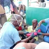 Các bác sỹ Cuba chữa trị cho một em bé bị thương trong trận động đất ở Les Cayes (Haiti), ngày 14/8/2021. (Ảnh: THX/TTXVN)