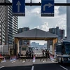 Quang cảnh hồi tháng Bảy tại một lối vào làng Olympic, nơi đã được cải tạo thành làng vận động viên Paralympic ở Tokyo (Nhật Bản). (Ảnh: AFP/TTXVN