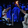Vận động viên tiêu biểu của Nhật Bản - Wakako Tsuchida (trái) tại lễ thắp ngọn đuốc Olympic Tokyo 2020, ngày 23/7/2021. (Ảnh: AFP/TTXVN)