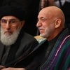 Cựu Tổng thống Hamid Karzai (phải) và cựu Thủ tướng Gulbuddin Hekmatyar của Afghanistan, dự hội nghị quốc tế về Afghanistan tại Moskva (Nga), ngày 18/3/2021. (Ảnh: AFP/TTXVN)